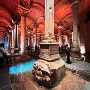 سر مدوسا در آب انبار باسیلیکا سیسترن استانبول زیر پایه ستون